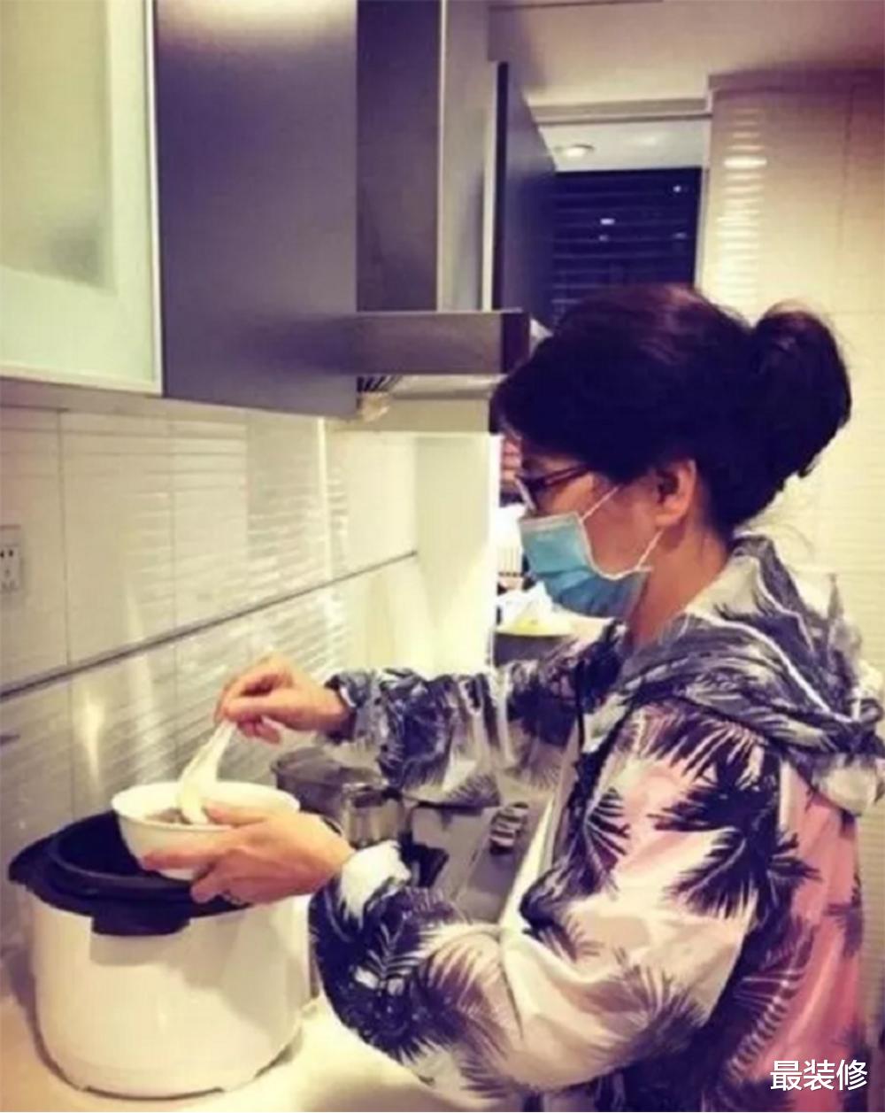 感应灯|果然房如其人，女神江疏影家，沙发摆设让人想笑，接地气很真实