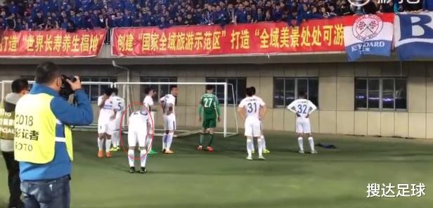 「上海申花」2-3出局！他们创中国足坛1耻辱纪录，鞠躬道歉不够，还被要求下跪