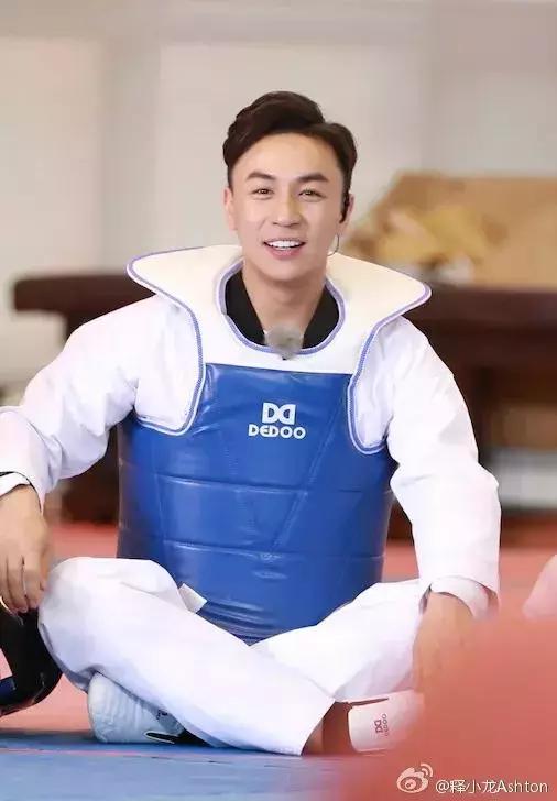 释小龙|32岁释小龙减肥成功看着像18岁,当年被吐槽长残他妥妥帅回来了!