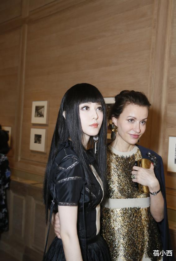 穿衣搭配：范冰冰剪了齐刘海连气质都升华了，穿黑色上衣配半身裙，嫩回19岁