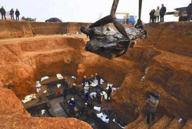 墨语笙歌|江苏发现一男四女合葬墓穴，墓中挖出一个金蝉，专家估值9个亿