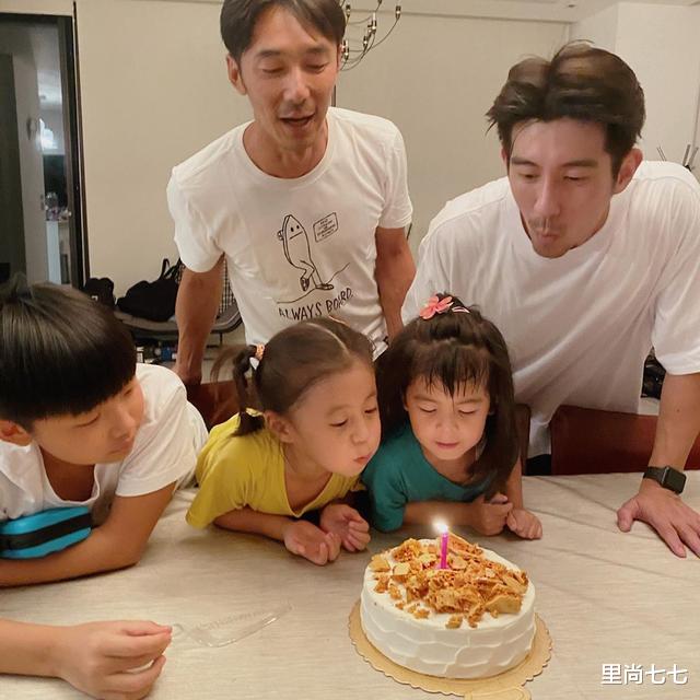 贾静雯|前夫又来刁难？刚能晒15岁梧桐妹正脸，贾静雯如今又加眼镜特效