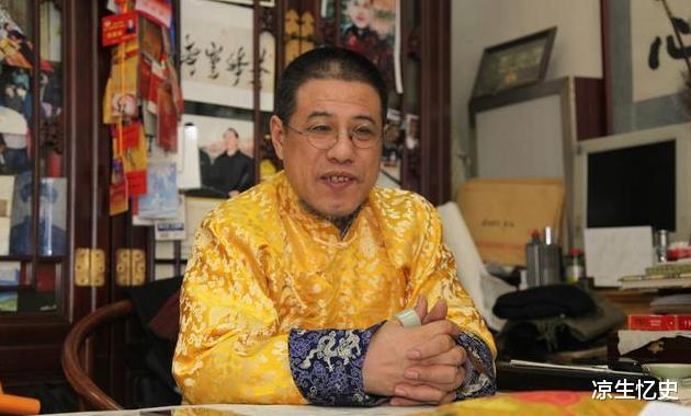 乾隆|乾隆的7世孙手戴上亿玉扳指，专家建议上交，他说出6字让专家闭嘴