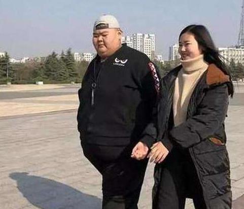 |体重高达668斤，被称“中国第一胖子”，为爱减肥一年内猛瘦400斤
