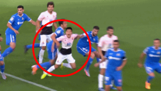 武磊■争议，武磊禁区疑遭对手抱摔，裁判竟没看见！西媒：判罚有问题