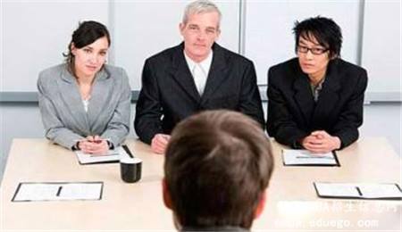 加班费|面试官问“你是否自愿加班而没加班费”,90后巧妙回答被当场录用