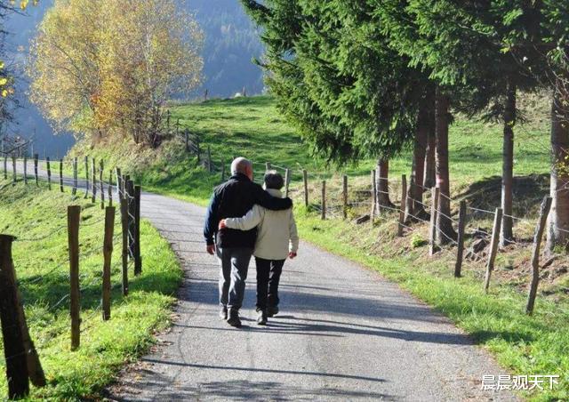 |建议老年人:经常旅游,这3样东西最好自己带,虽不贵作用却很大