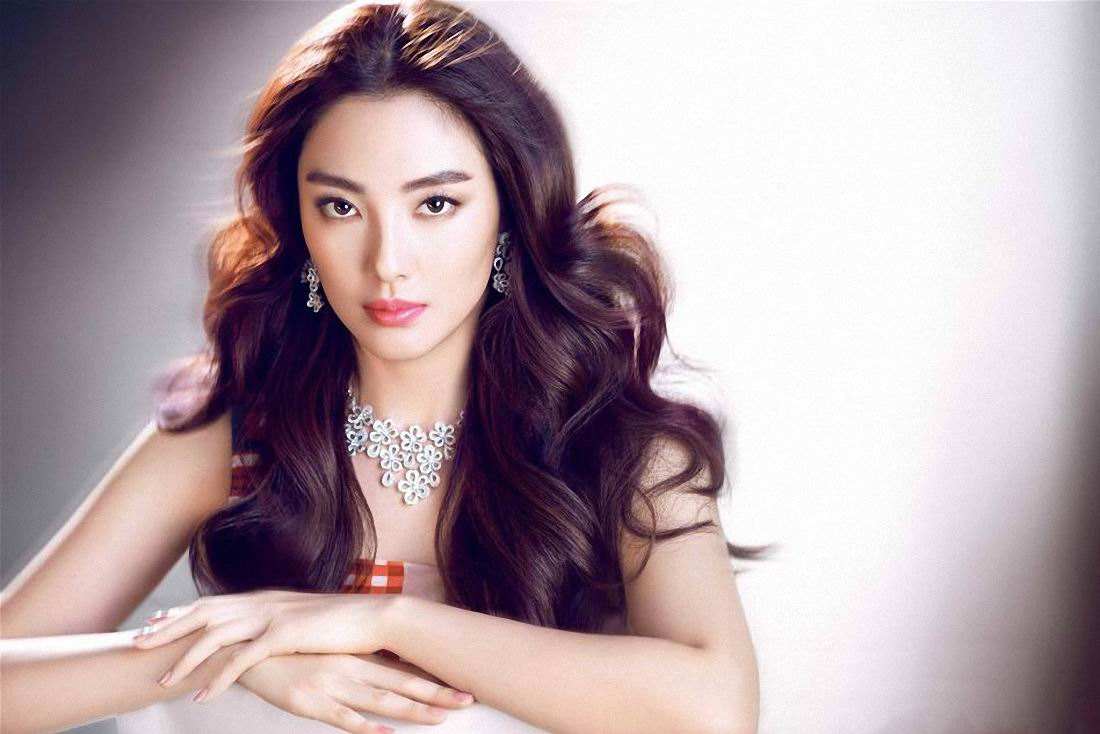 当33岁的张雨绮,遇到34岁的杨幂,两人同穿旗袍时,差距拉开了