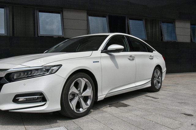 吉利：被国人捧红，30天狂甩18912辆，1.5T+CVT油耗3毛，关上门只剩安静