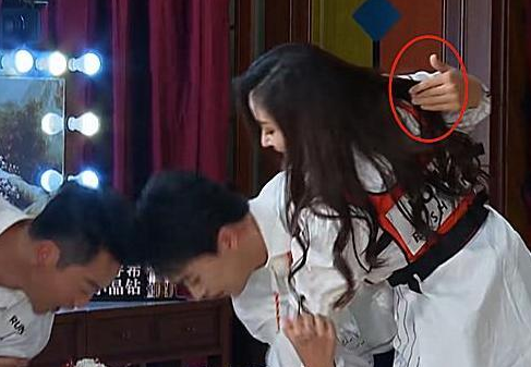 郭麒麟▲郭麒麟抱张天爱做游戏,手放的位置亮了,让整个娱乐圈情何以堪