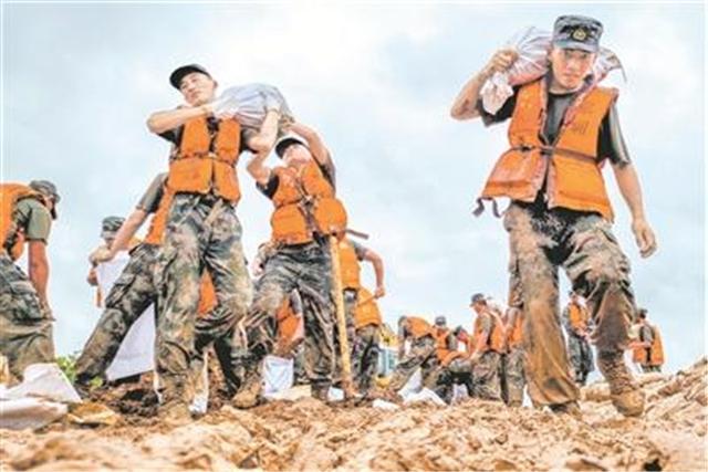 军人|一张解放军照片，引起国际热议，外媒：难怪中国能如此强大