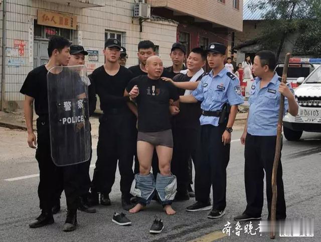 曾春亮|5天杀3人！曾春亮被抓时带“嚣张微笑”,摩托车上搜到锤头和剪刀