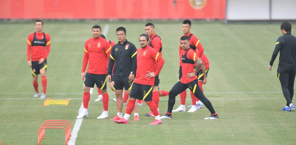 李铁@洛国富正式亮相国足，李铁一句话信息量大，让人对国足更多期待