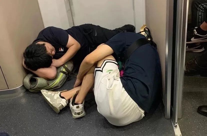 杭州日报|进杭州太难了!两名民警睡高铁过道照片红了