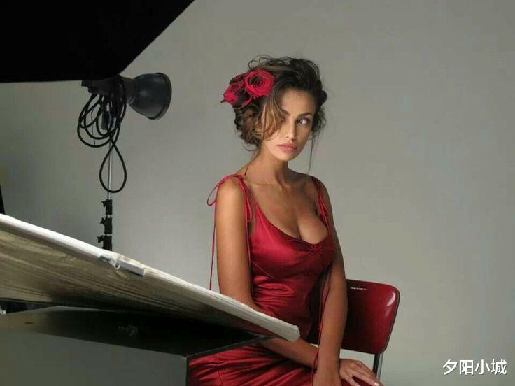 [年轻气盛]马达丽娜·珍娜：电影《年轻气盛》那张著名的性感海报，就是她拍的