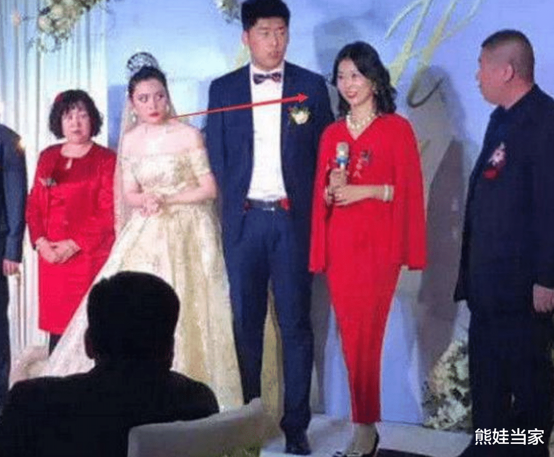 熊娃当家|“冻龄爸爸”晒与女儿合照，两人同框似兄妹，网友：吃防腐剂了？