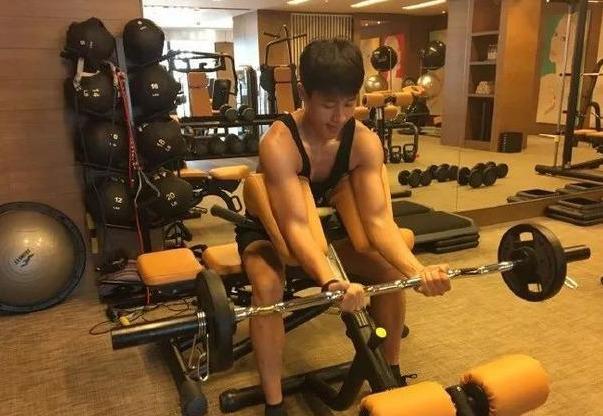 魏晨这肌肉逆天了!完全不比彭于晏差,这些年他到底经历了什么?