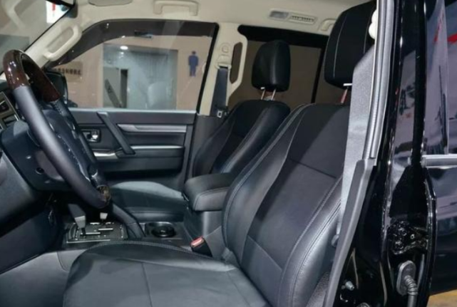 『丰田普拉多』丰田霸道50万太贵看它！2020款才30万出头，配V6缸四驱+两把锁