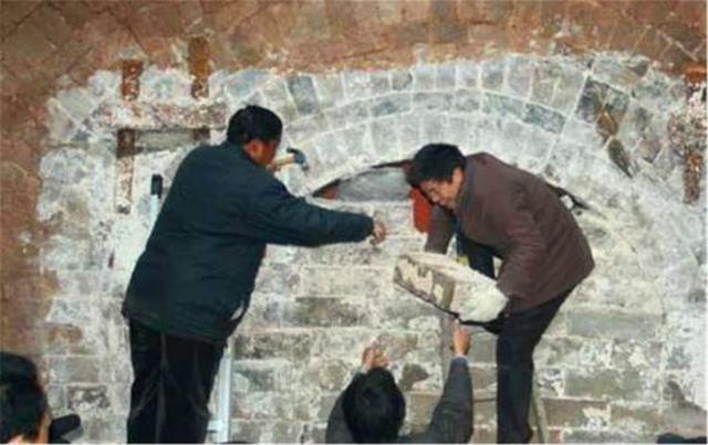 [湖北]湖北特大发现，找到1男7女合葬墓，专家：快挖！有10箱黄金在下面