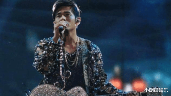 『演唱会』歌手开过最惨的演唱会：用黑布把座位给盖住，冒充观众