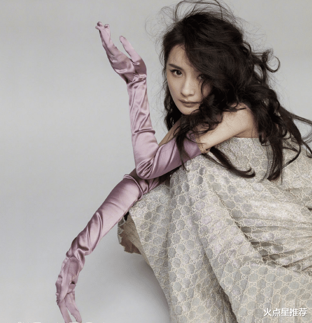 杨幂：杨幂戴“洗碗手套”拍杂志，当她伸出手，一看就是个好妈妈