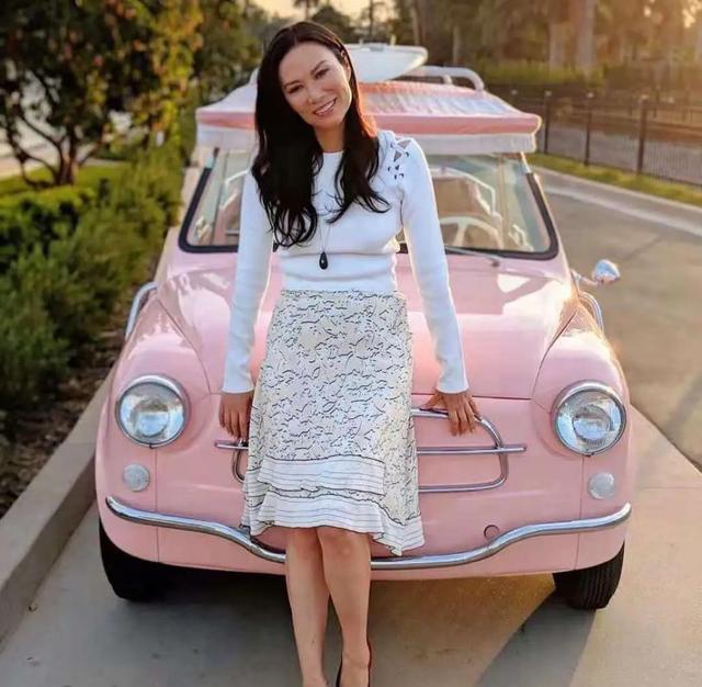 邓文迪|51岁的邓文迪真大胆,穿黄色斗篷裙配紫色口红,妆容怪异不敢认