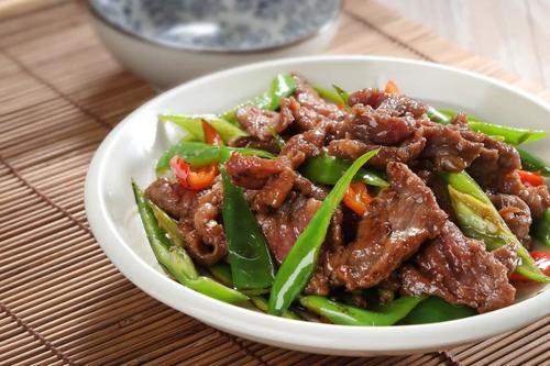 【牛肉】炒牛肉时，万万不要直接下锅，多加这1步，90岁大爷吃都不费劲！