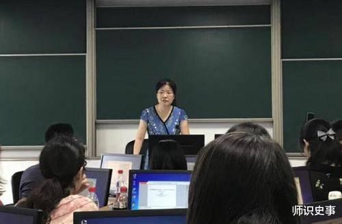 #教师#43岁大学女教师冲进派出所，对着15岁的儿子下跪道：求求你放过我