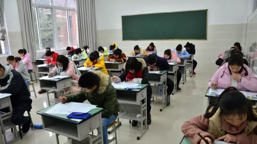 @这类考生每次考试名列前茅，高考成绩却一塌糊涂，网友：活该！