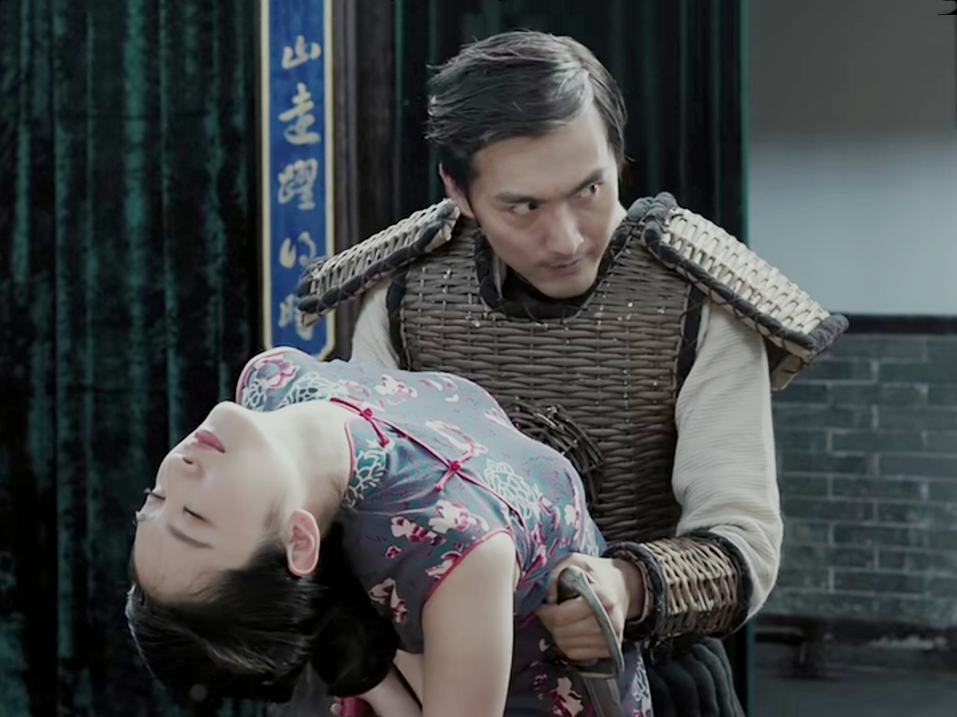 师父|二刷神剧《师父》才发现,这个坐自行车的瘸腿人竟然是幕后大佬!