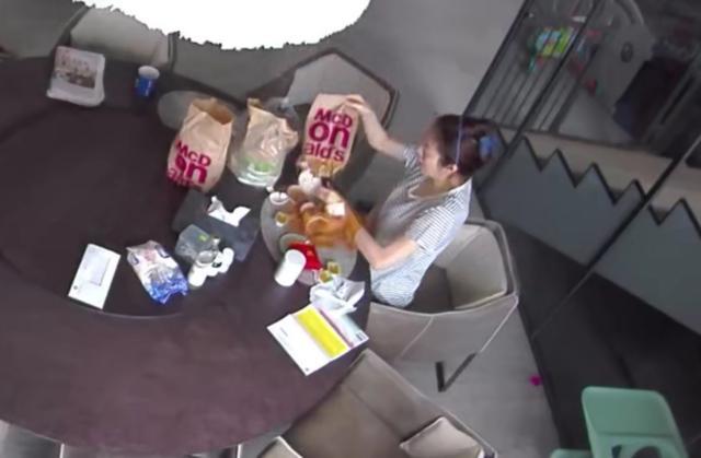 安以轩|安以轩身怀六甲拿热饮破袋不慎烫伤，受惊吓导致宫缩大腿留疤