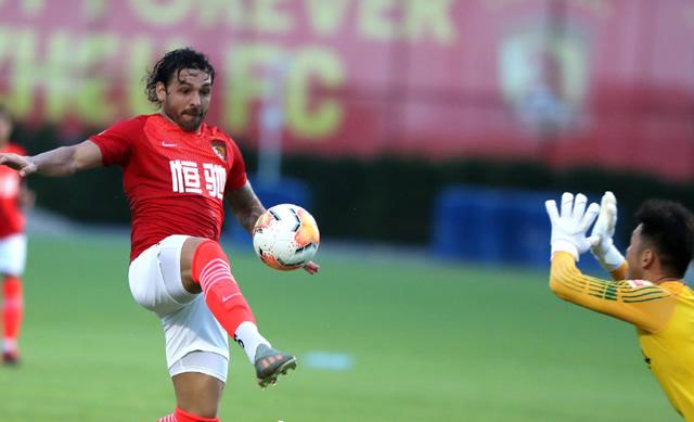 【广州恒大】恒大备战形势喜人!卡纳瓦罗给力:提拔新人+锻炼归化球员两不误