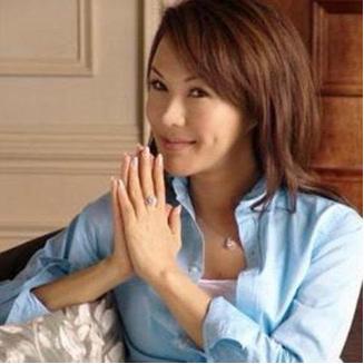 利菁|人生重启38年，\由男变女\且嫁小14岁老公的利菁，今发自拍难辨认