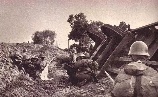 老照片@日军侵华时期老照片:真实作战令人生畏,图四为被俘的女鬼子!