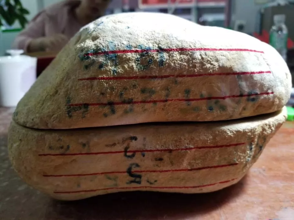 翡翠|小伙子一口拿下的翡翠原石，一刀切开，他自己都看呆了