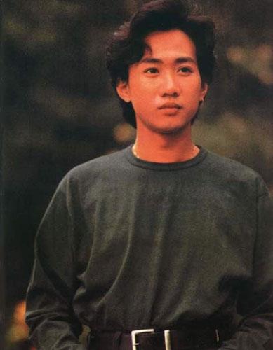 黄家驹|1993年，他拽着黄家驹舞台坠落，黄家驹英年早逝，他却风光至今