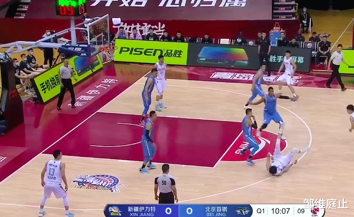 #周琦#尴尬！周琦林书豪相撞，前者倒地，后者纹丝不动，这身体是摆设？