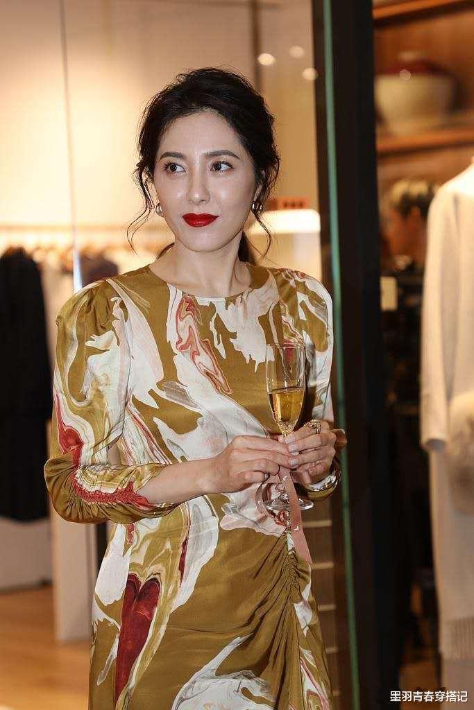 穿衣搭配|44岁曾黎美得低调，金黄印花裙配红唇高贵优雅，扎低马尾太知性
