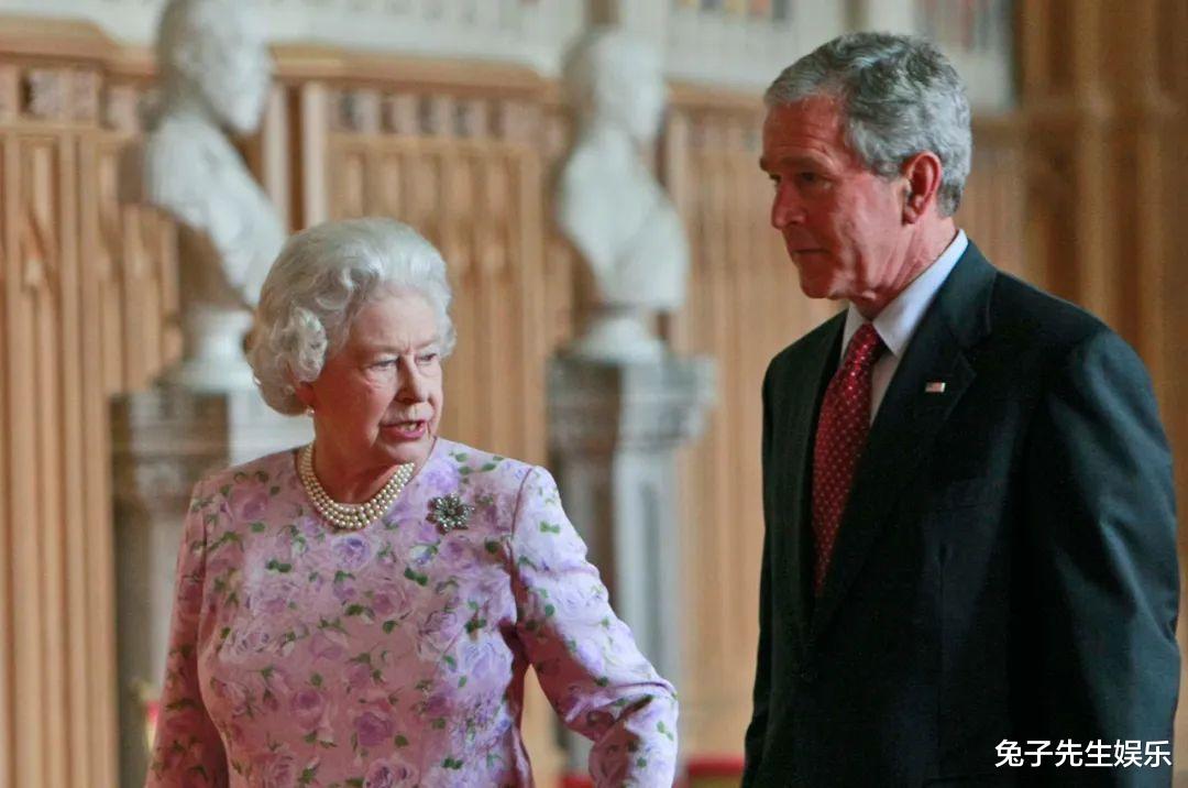 [发型]94岁英女王本事大，这么大年纪亲自洗头吹干做造型，操作行云流水