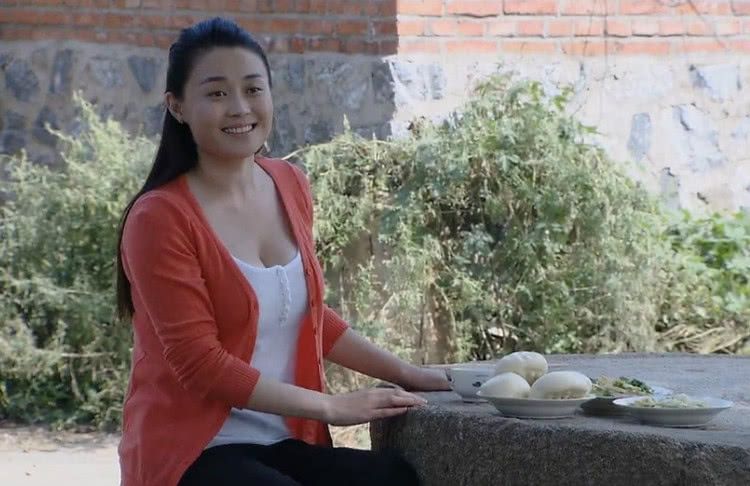 #关婷娜#关婷娜到底是胖还是美？看完照片你就明白：胖跟美完全是两回事儿