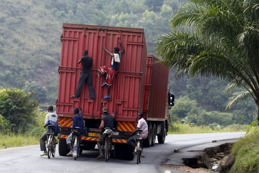 非洲小國的“自殺香蕉人”：每輛卡車後面都掛著一串自行車-圖5
