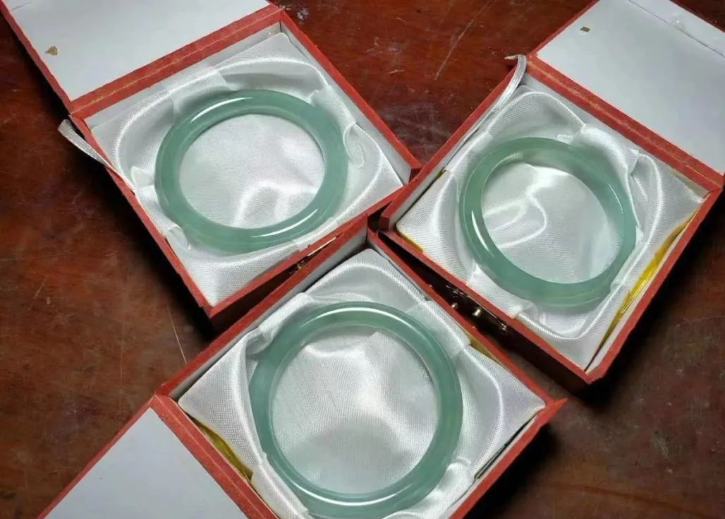 【翡翠】两公斤不到的翡翠原石，切出3条冰晴水手镯，犹如大海里的水！