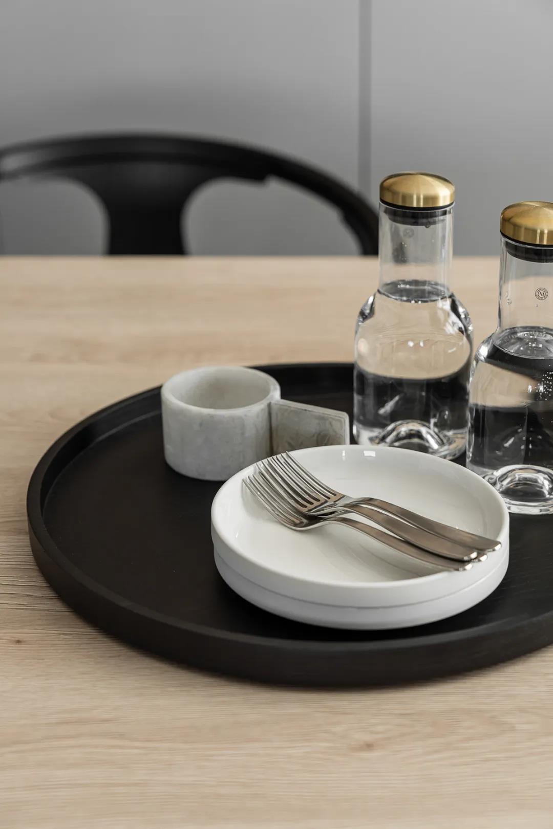 []用高级灰+原木风装修115平的家，有腔调！