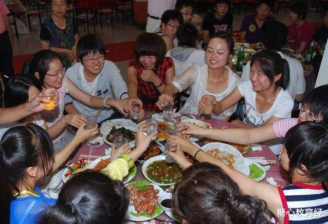 野鸡大学|得知儿子被“名校”录取,父母大摆筵席,老师看到校名后果断报警