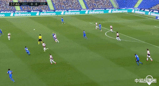 「武磊」远离禁区后，武磊要防守兼任传球手：队友速度偏慢，错失绝妙单刀