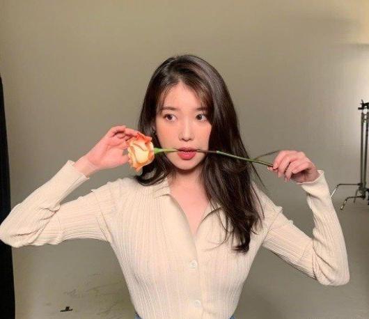 iu▲IU湿法造型撩人不自知，单曲《8》即将上线，网友：持靓行凶