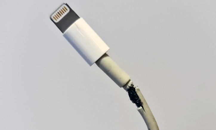 iphone12|iPhone 12：再见了，不耐用的数据线！