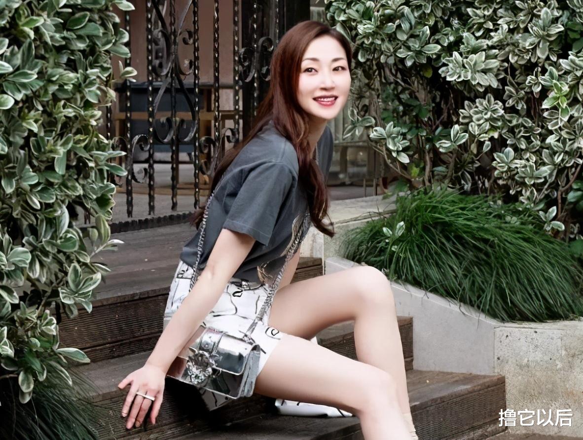 万绮雯|50岁万绮雯近照曝光，身材肌肤似25岁，网友：喝露水长大的吗？