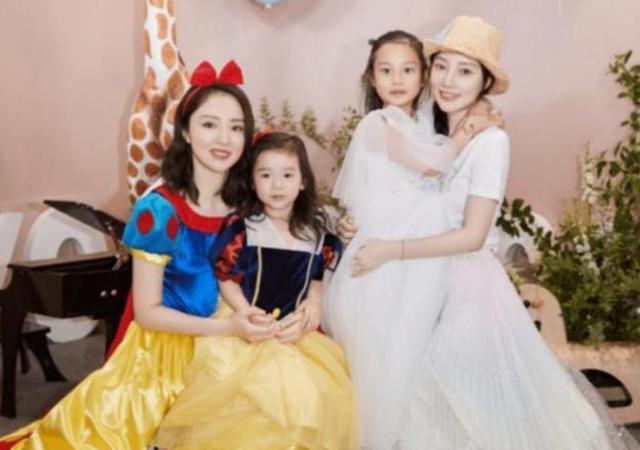 『贾云馨』本以为长大的奥莉够美了，看到甜馨近照，才明白何为\整容式\长大