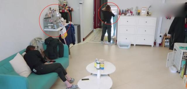 何雯娜▲何雯娜婚后从小户型搬豪宅,遇婆媳矛盾洒泪,老公调和显露高情商